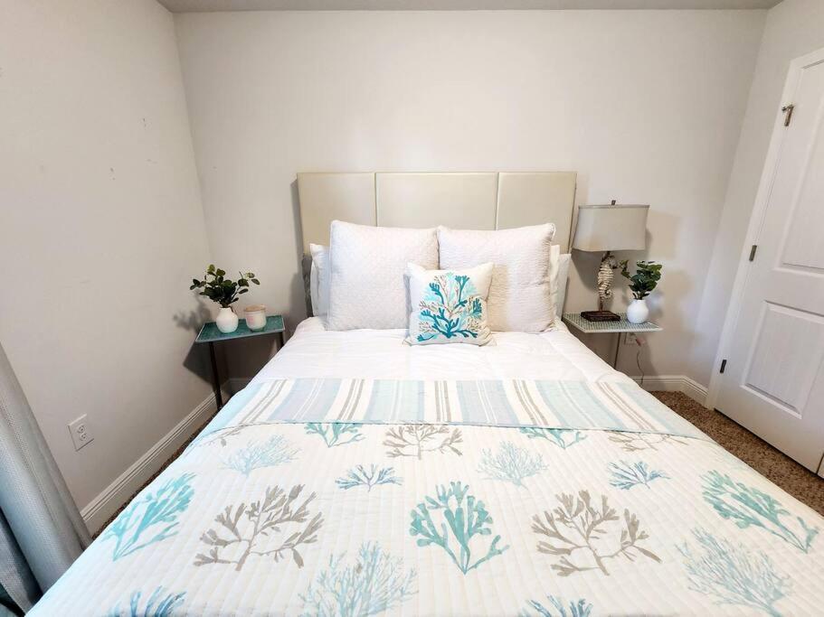 Entire Home- Gorgeous 3Br Townhome Pool, Grill, Washer, Dryer, 2 Free Drive Up Spaces Sleeps 6 Close To Everything Pcb! 파나마 시티 외부 사진