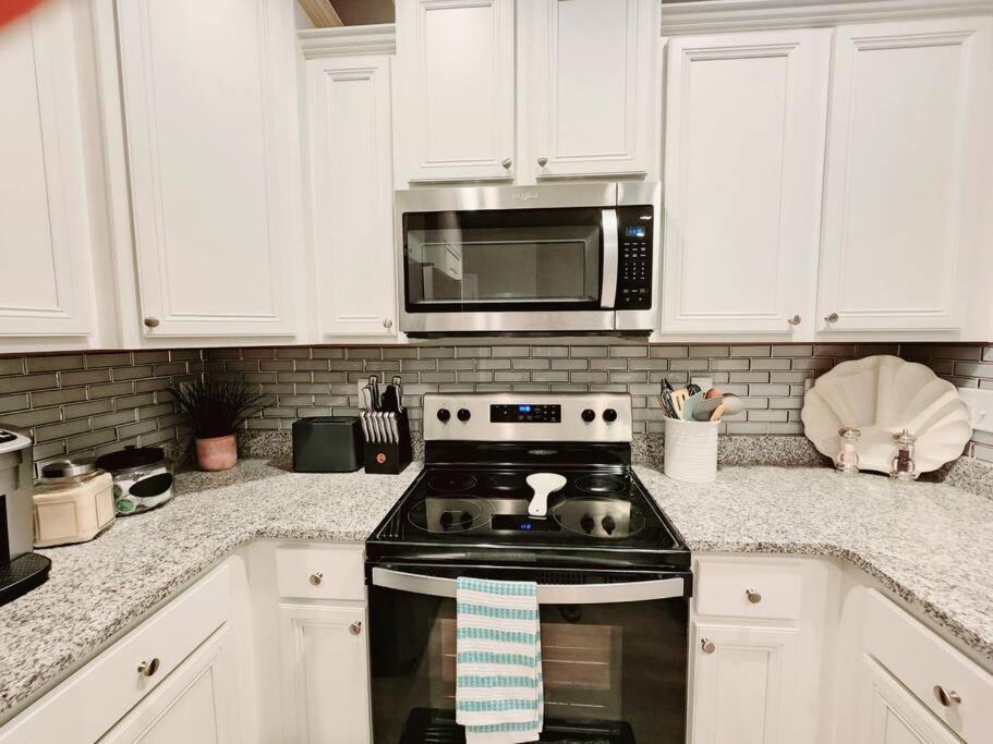 Entire Home- Gorgeous 3Br Townhome Pool, Grill, Washer, Dryer, 2 Free Drive Up Spaces Sleeps 6 Close To Everything Pcb! 파나마 시티 외부 사진